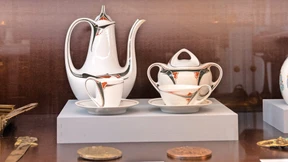 Feines Porzellan und Kaffeehausstuhl