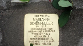 An die Namen der Ermordeten erinnern