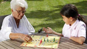 Regelmäßiges Treffen mit Alten fördert Entwicklung von Kindern 