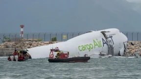 Jumbo-Jet rutscht in Hongkong über Landebahn ins Meer