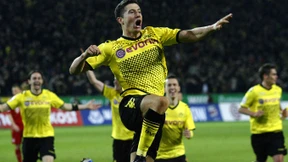 Borussia mit einer Hand an der Schale