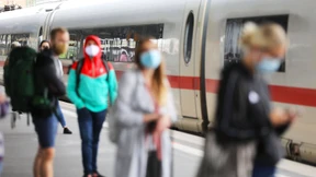 Bahn verbietet Maskenverweigerern die Zugfahrt