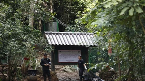 Fußballer wollten sich aus Höhle buddeln