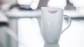 Mit Lippenstift und Kaffeetasse