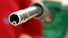 Benzinpreis steigt zur Fahrt in die Ferien