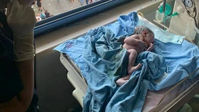 Frau bringt während Explosion ihr Kind zur Welt