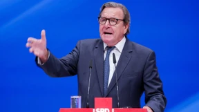 Schröder wirft Medien Wahlkampfhilfe für Merkel vor