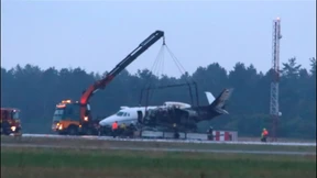 Flugzeug mit Pink-Crew fängt bei Landeanflug Feuer