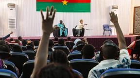 Merkel trifft Studenten in Burkina Faso