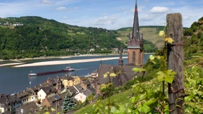 Rhein-Frachter steckt weiter fest - ein Schwerverletzter