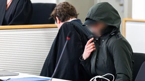 Sie sagt, er habe ihren Sohn unter der Dusche angefasst