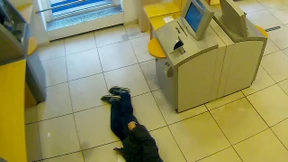 Hilfloser Mann in Bankfiliale – Anklage gegen vier Kunden 