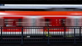 Mann auf Gleisen will S-Bahn stoppen