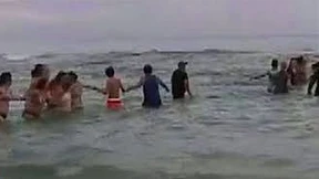 Menschenkette rettet Familie aus der Strömung