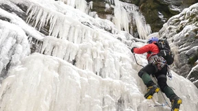 Deutsche Alpinisten stürzen von gefrorenem Wasserfall ab