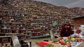 Mit Baggern gegen Buddhisten