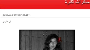 Nur mit einer roten Schleife im Haar