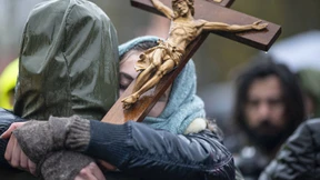 Augsburger Bischof gegen Verwendung religiöser Symbole