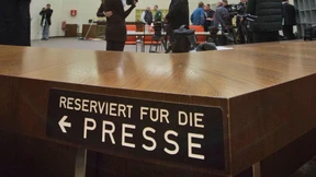 Strafrechtler für Übertragung in anderen Saal 