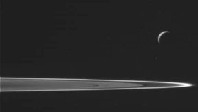 Spektakulärer Flug durch die Eisfontänen