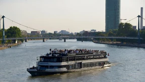 Feiernd und lärmend die Hochhausküste entlang