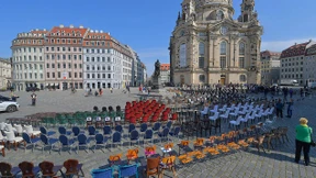 Leere Stühle gegen Schließungen