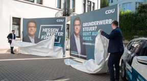 Plakate künden von der heißen Phase