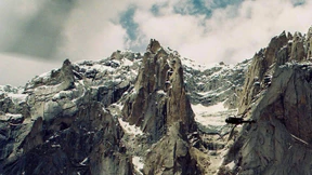 Hundert pakistanische Soldaten von Lawine verschüttet