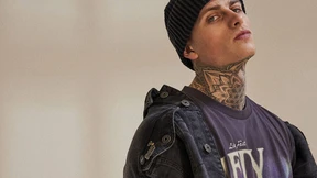 Sie tragen die Straße mit Fassung