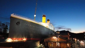 Eisberg aus Pappmaché steuerbord voraus