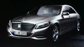 Mercedes zeigt Flagge