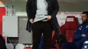 Die Fans singen, der Trainer mahnt