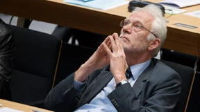 Lehrer auf gepackten Koffern 