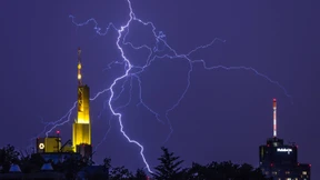 Was macht der Kranführer, wenn das Unwetter kommt?