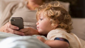Wie Kinder leiden, wenn Eltern dauernd aufs Handy starren