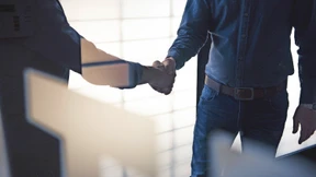 Soll ich meinem Geschäftspartner wieder die Hand schütteln?