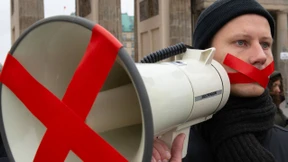 Wer der Sprache Gewalt antut