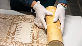 Schon Umblättern kann alte Schriften retten