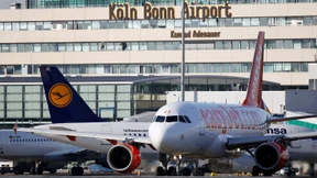 Loch in Rollbahn legt Flugverkehr in Köln lahm