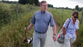 Ein Mann setzt auf Rot