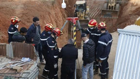 Helfer graben nach einem Kind, das in Brunnen gefallen ist