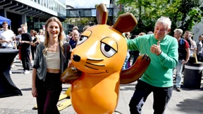 Maus-Figur kehrt nach Brandanschlag zurück