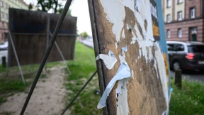 Plakate demoliert: Drei junge Männer festgenommen