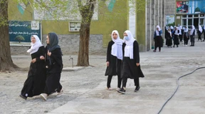 Taliban schicken Schülerinnen wieder nach Hause