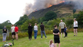 Berg in Edinburgh brennt