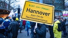 7000 gegen 110 – Tausende demonstrieren gegen NPD-Kundgebung