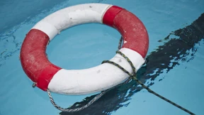 Bademeister müssen nicht durchgängig am Beckenrand stehen