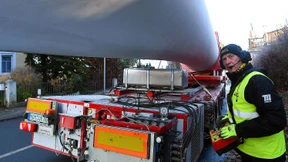 Mit riesigen Rotorblättern durch enge Dorfstraßen