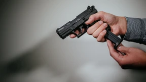 Student sitzt mit Schusswaffe in der Vorlesung