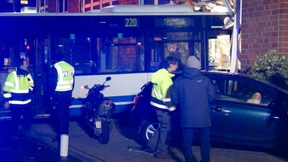 Linienbus kracht in Bankfiliale